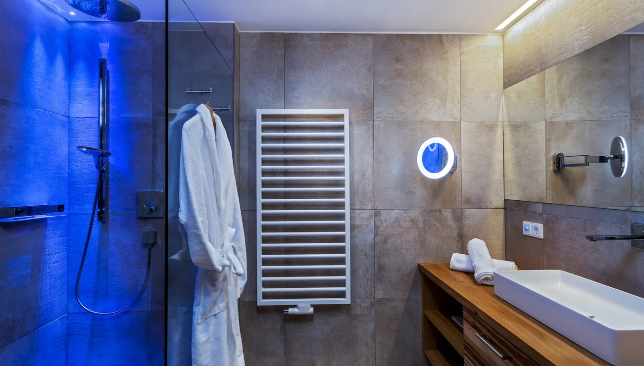 schönes BAdezimmer im Doppelzimmer Wildbach „Superior“ im Hotel das Neuhaus